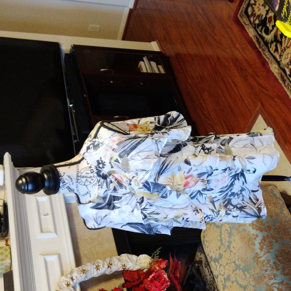 White House Black Market Top Small - Picture 2 of 7